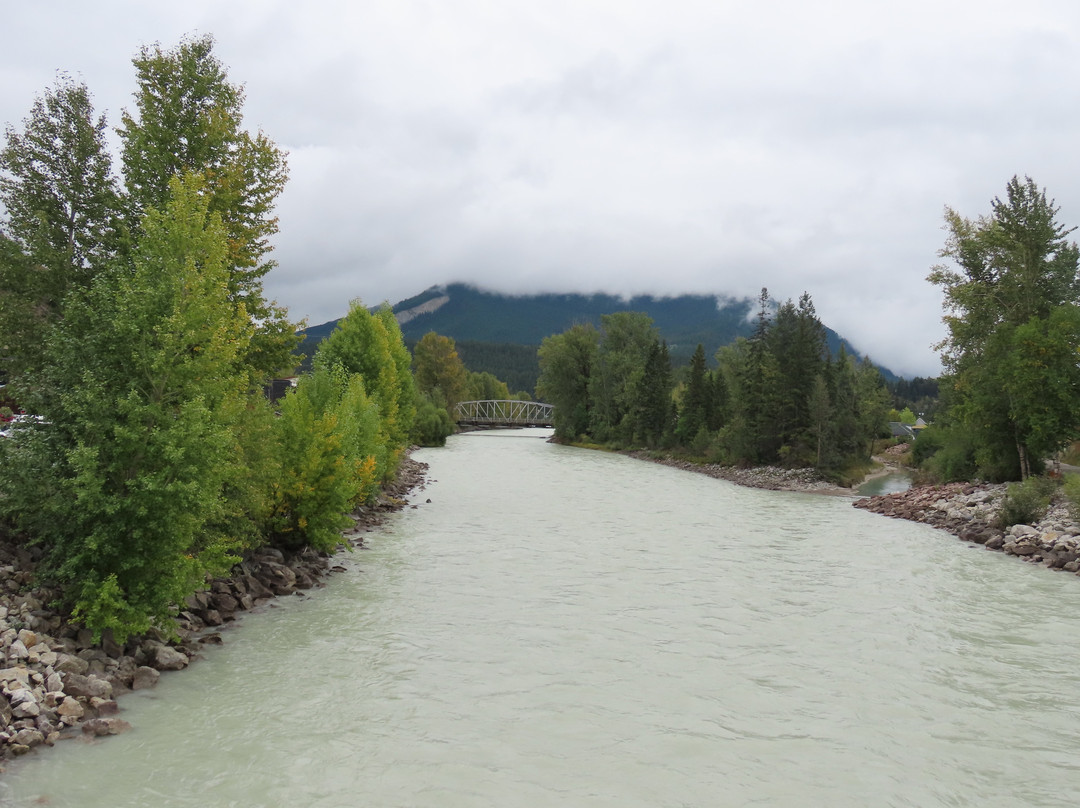 Kicking Horse River-戈尔登必去景点