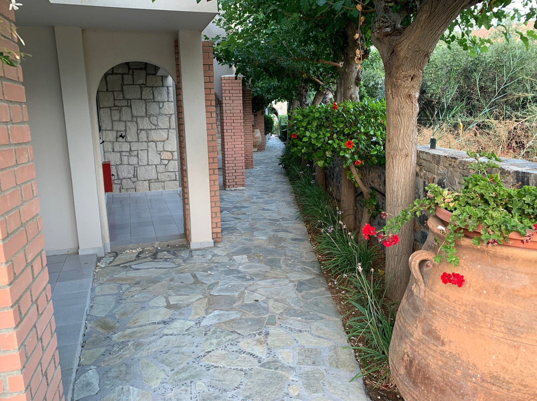 Nancy Chara Apartments主图