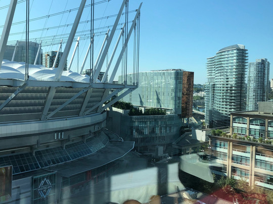 温哥华市区欢朋套房酒店主图