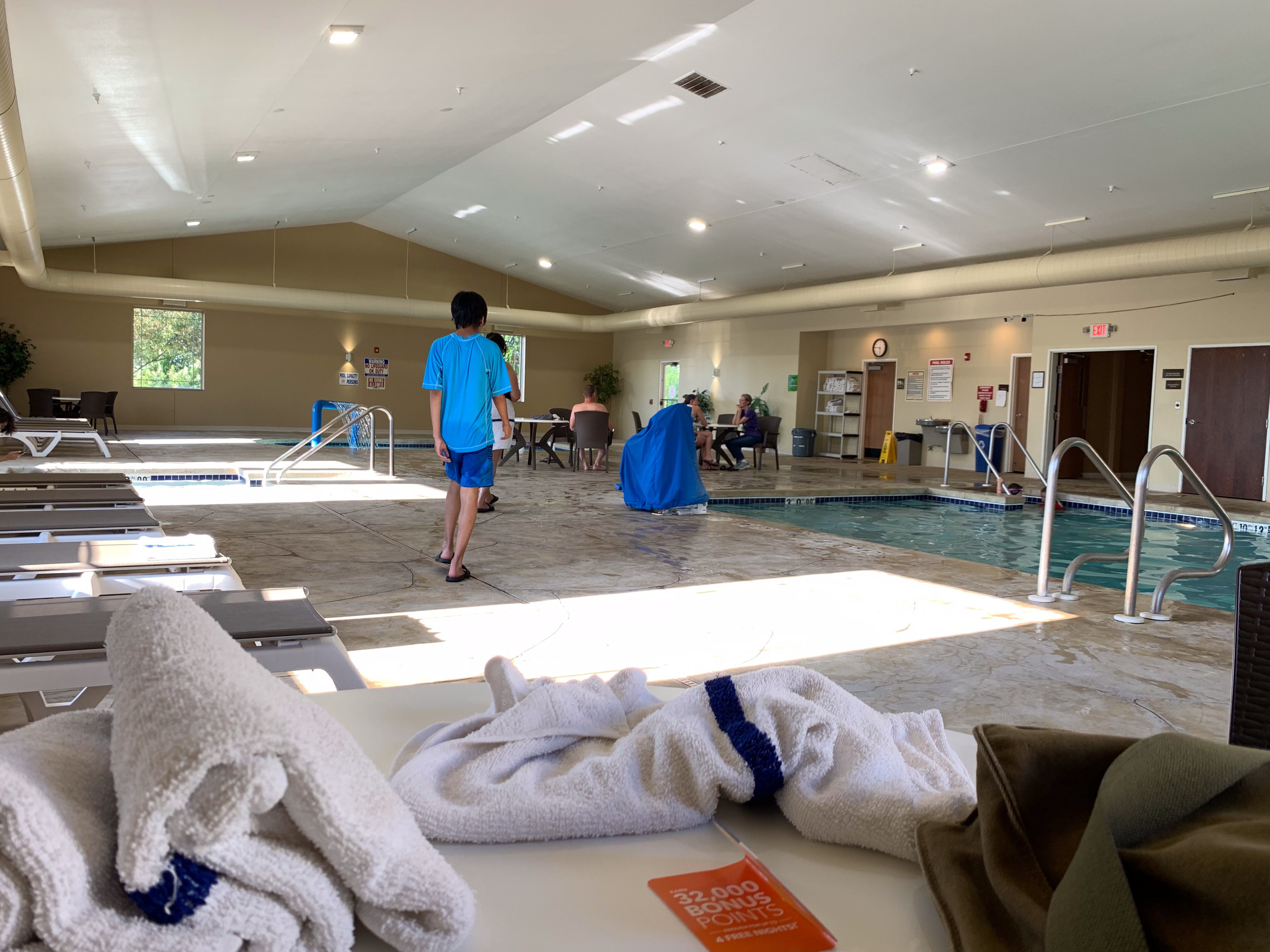 Comfort Suites Lake Geneva East-泳池