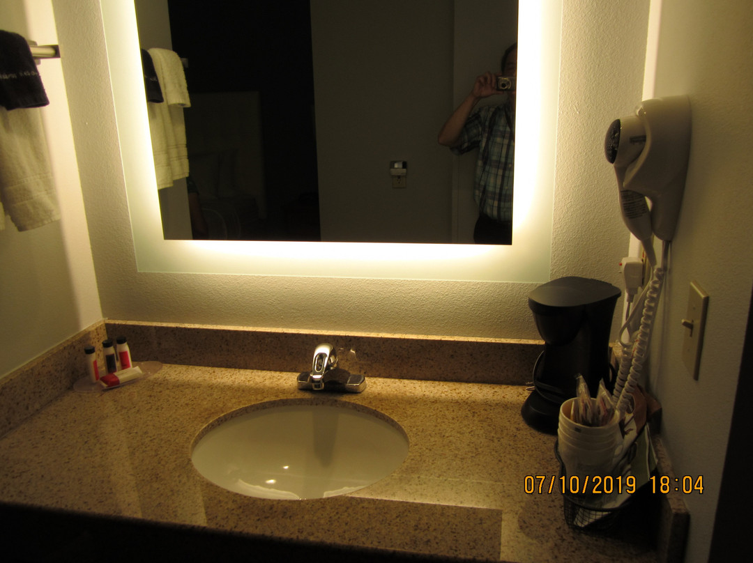 急流市豪生套房酒店主图