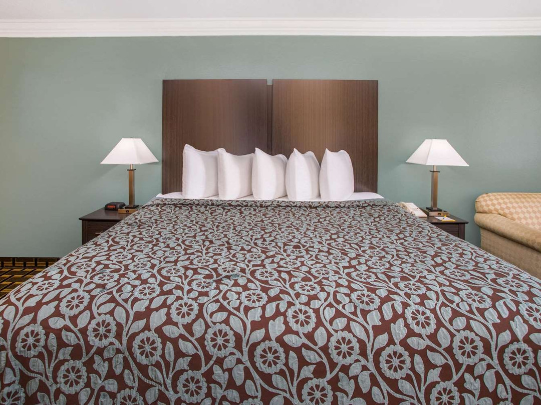 Days Inn by Wyndham Crowley主图