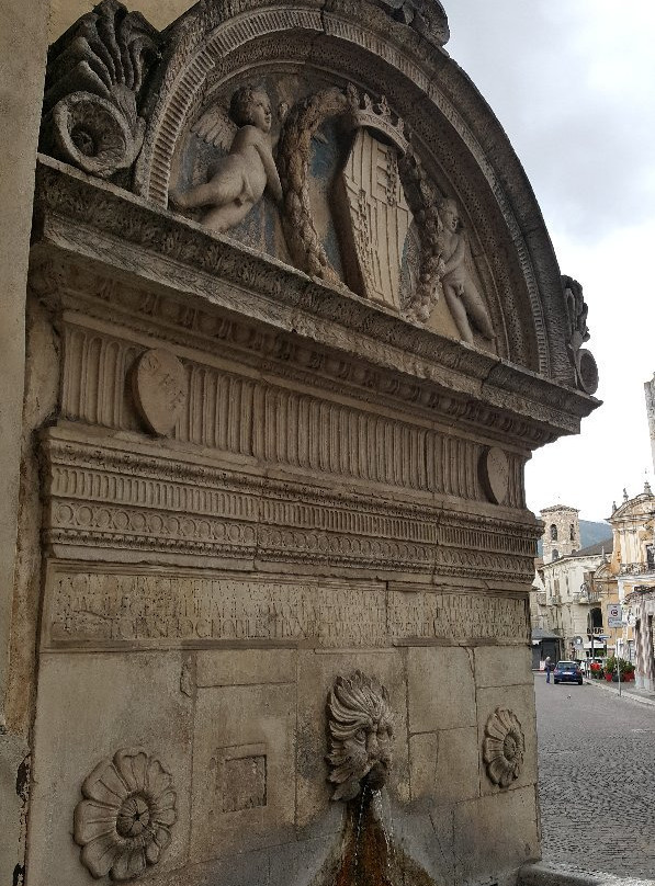 Fontana del Vecchio-苏尔莫纳必去景点