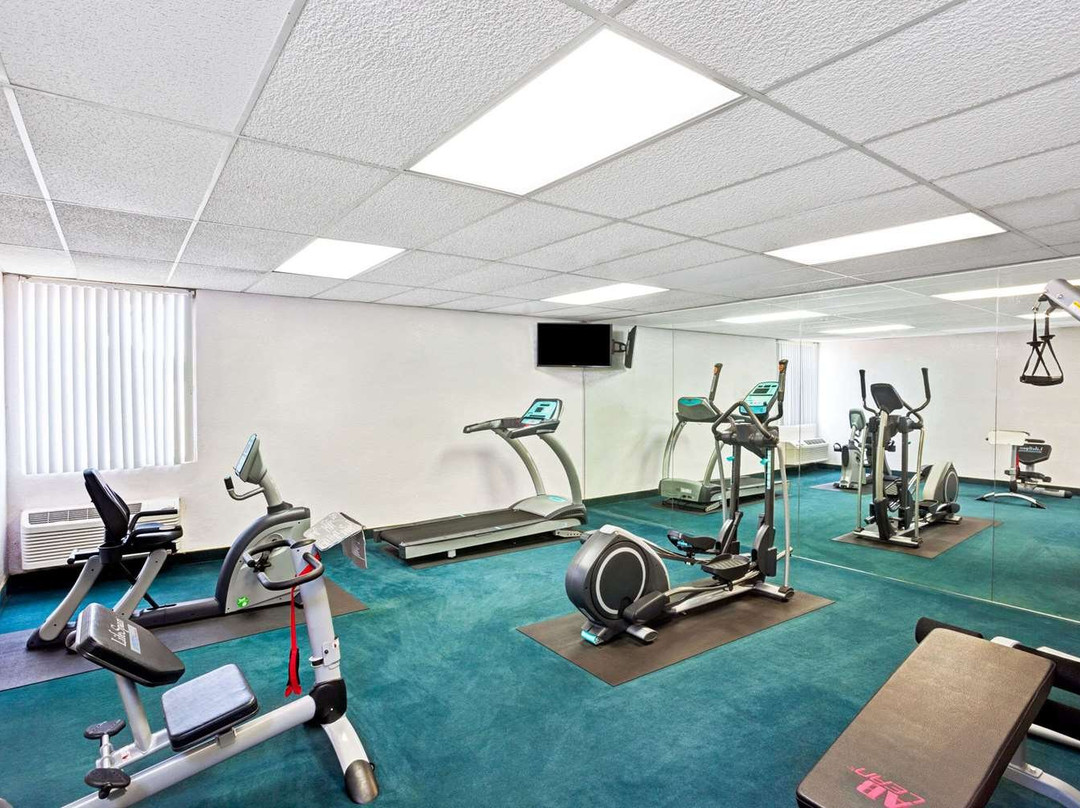 福乐顿戴斯套房酒店主图