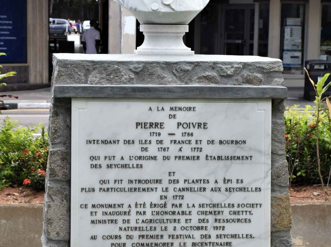 Pierre Poivre Statue景点图片