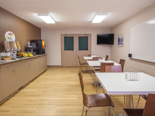 Super 8 by Wyndham Meadow Lake主图