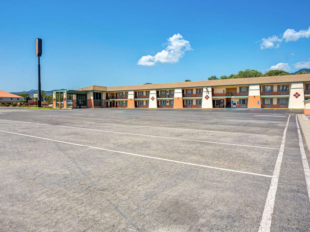 伊雷卡温德姆速8酒店主图