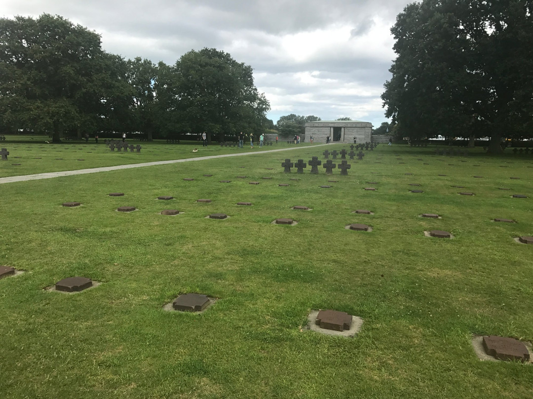German War Cemetery景点图片