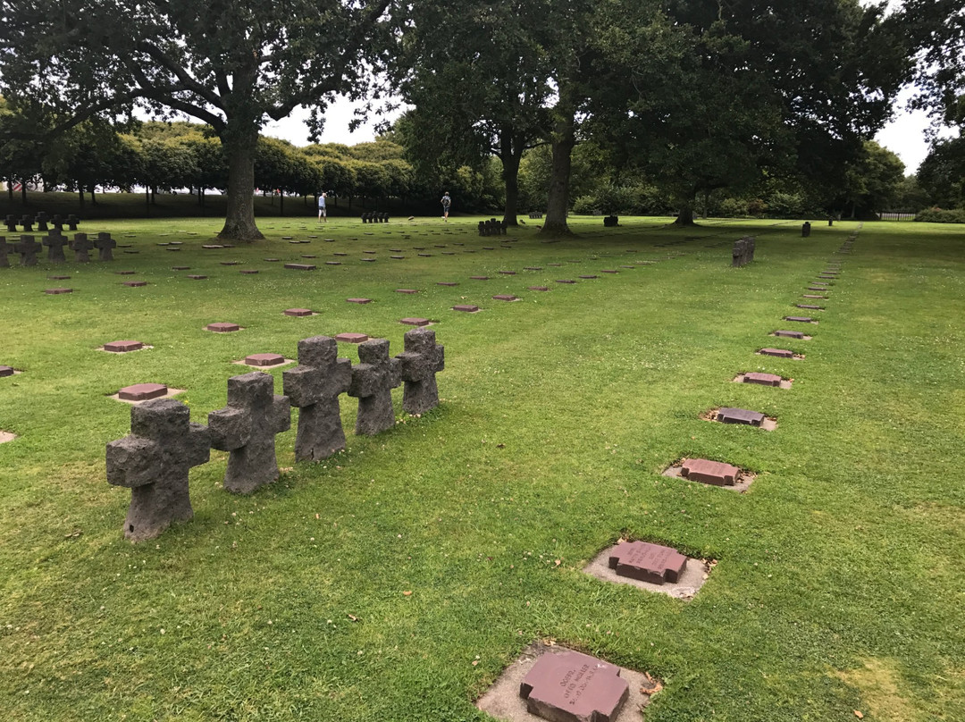 German War Cemetery-Orglandes必去景点
