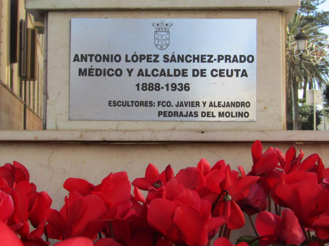 Escultura del Alcalde Sánchez Prados-Ceuta必去景点