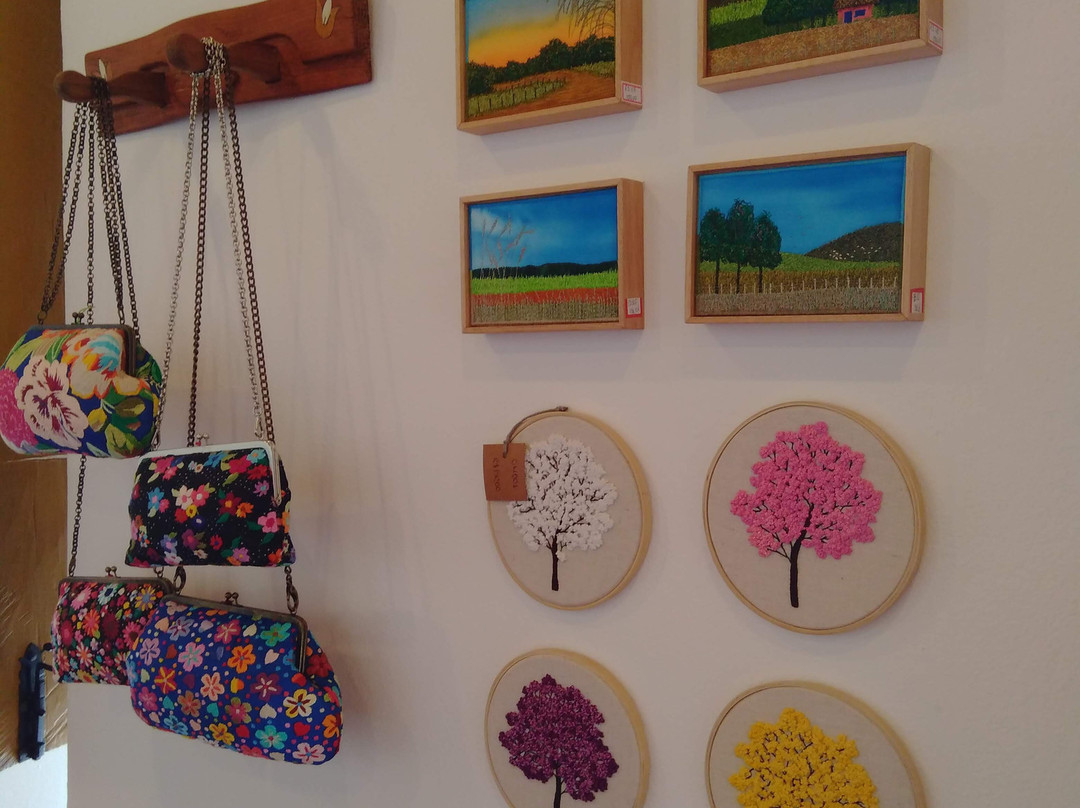 Entre Minas Loja Colaborativa-蒂拉登特斯必去景点