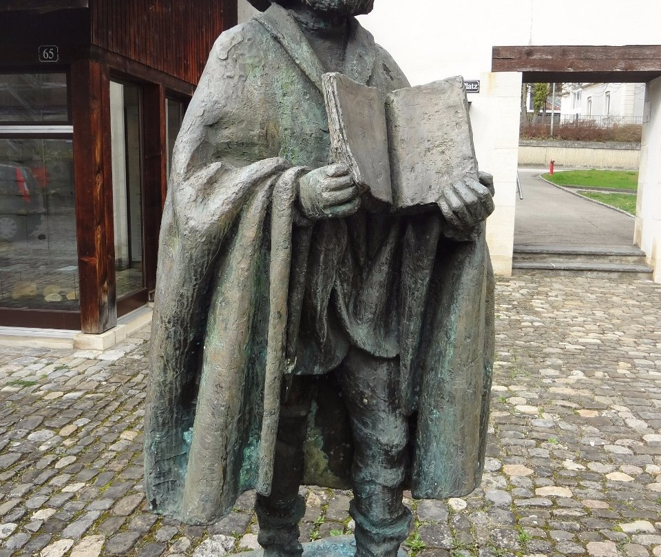 Statue Helias Helye-Laufen必去景点