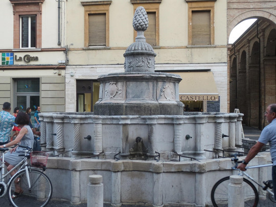 Fontana della Pigna-里米尼必去景点