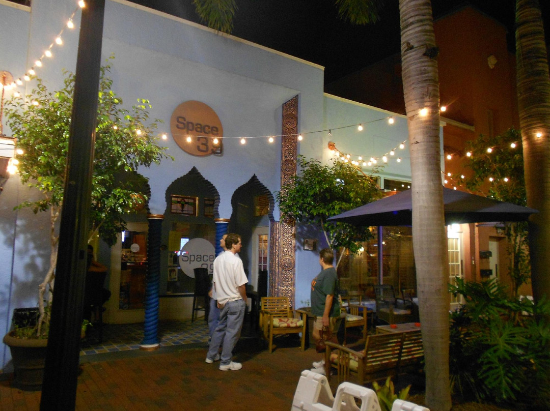 Space 39 Art Bar & Martini Lounge-迈尔斯堡必去景点