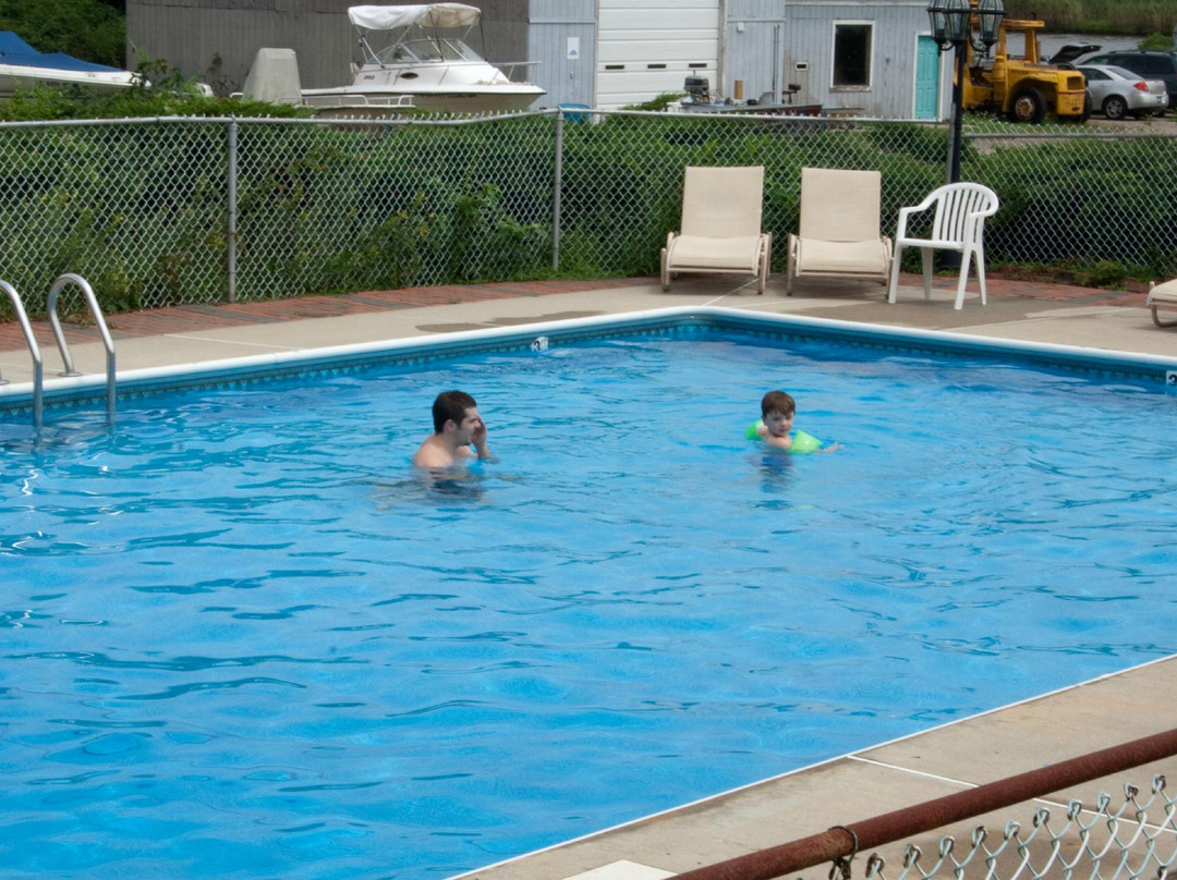 Cove Ledge Inn & Marina