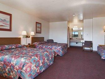 Super 8 by Wyndham Benson主图