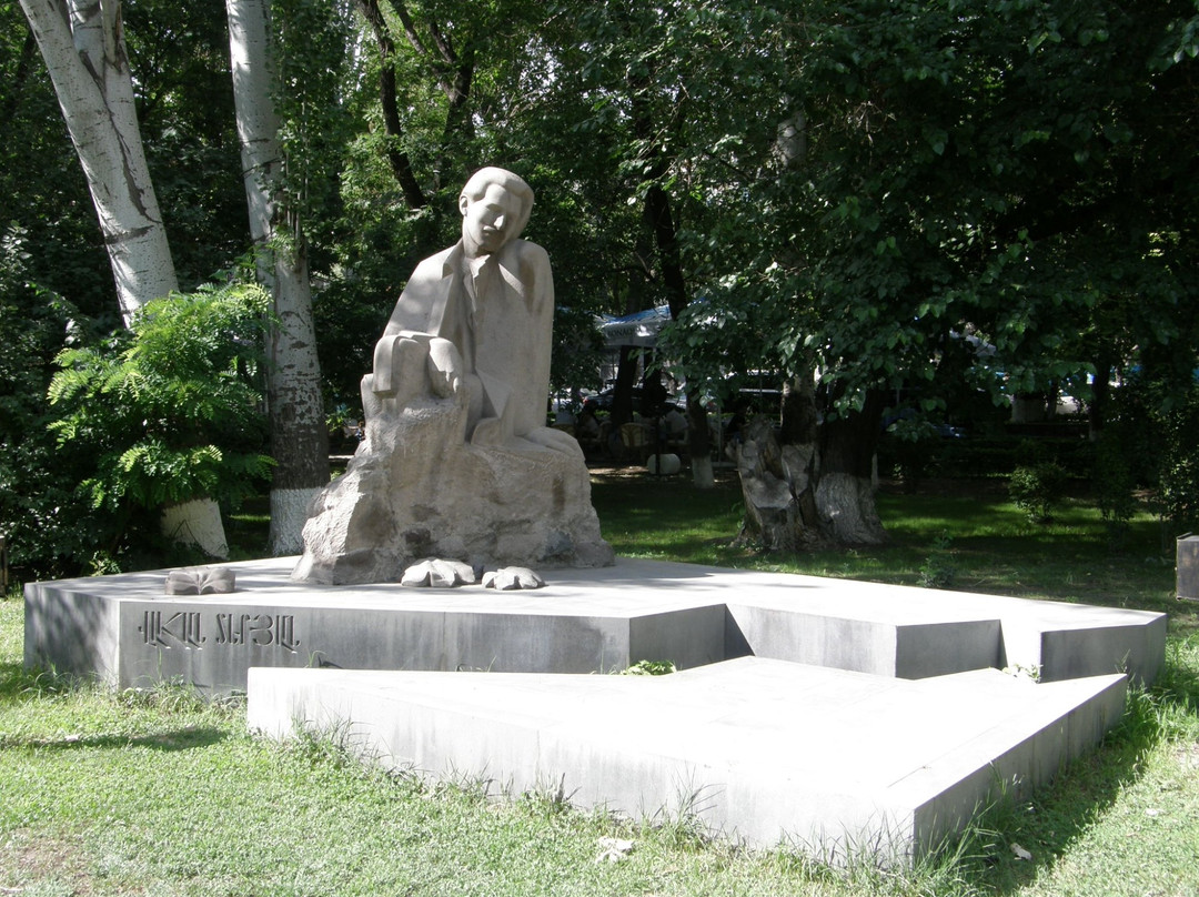Parakar旅游景点-Monument to Vaan Teryan