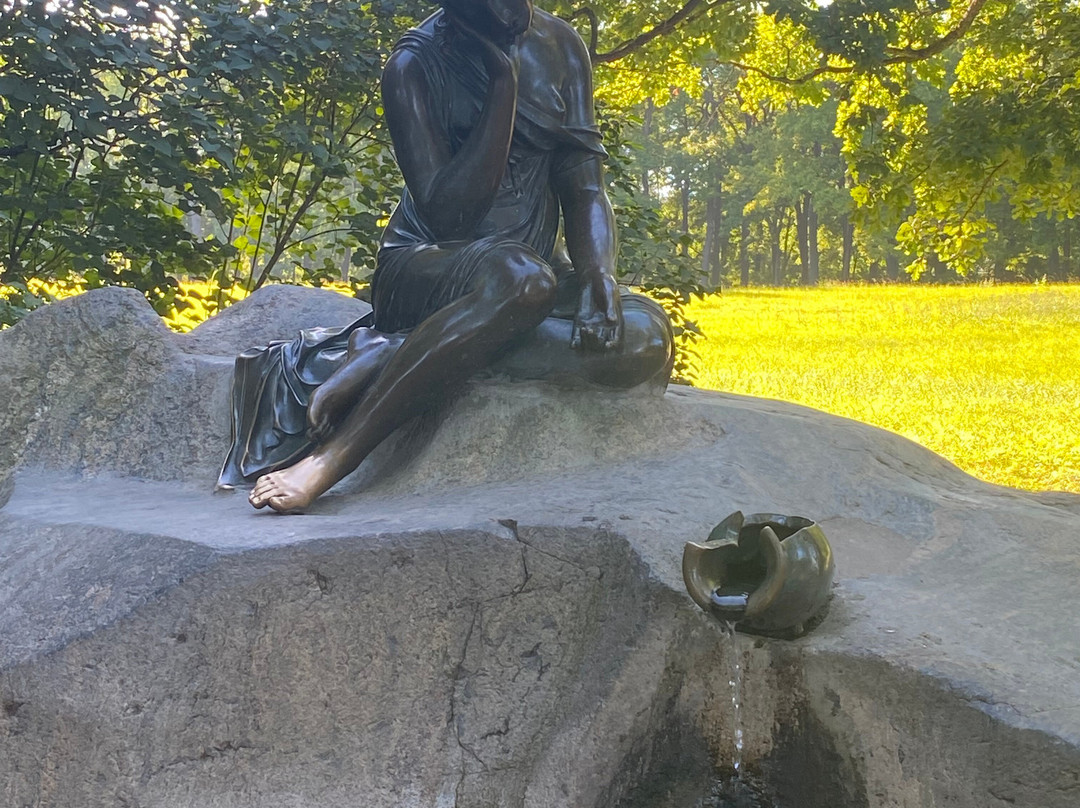 Fountain The Girl with Jar景点图片