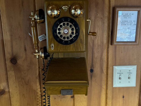 秋日岭小屋酒店主图