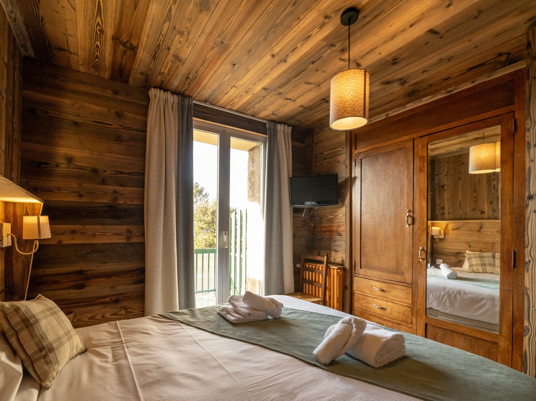 Pyrenees Hotel主图