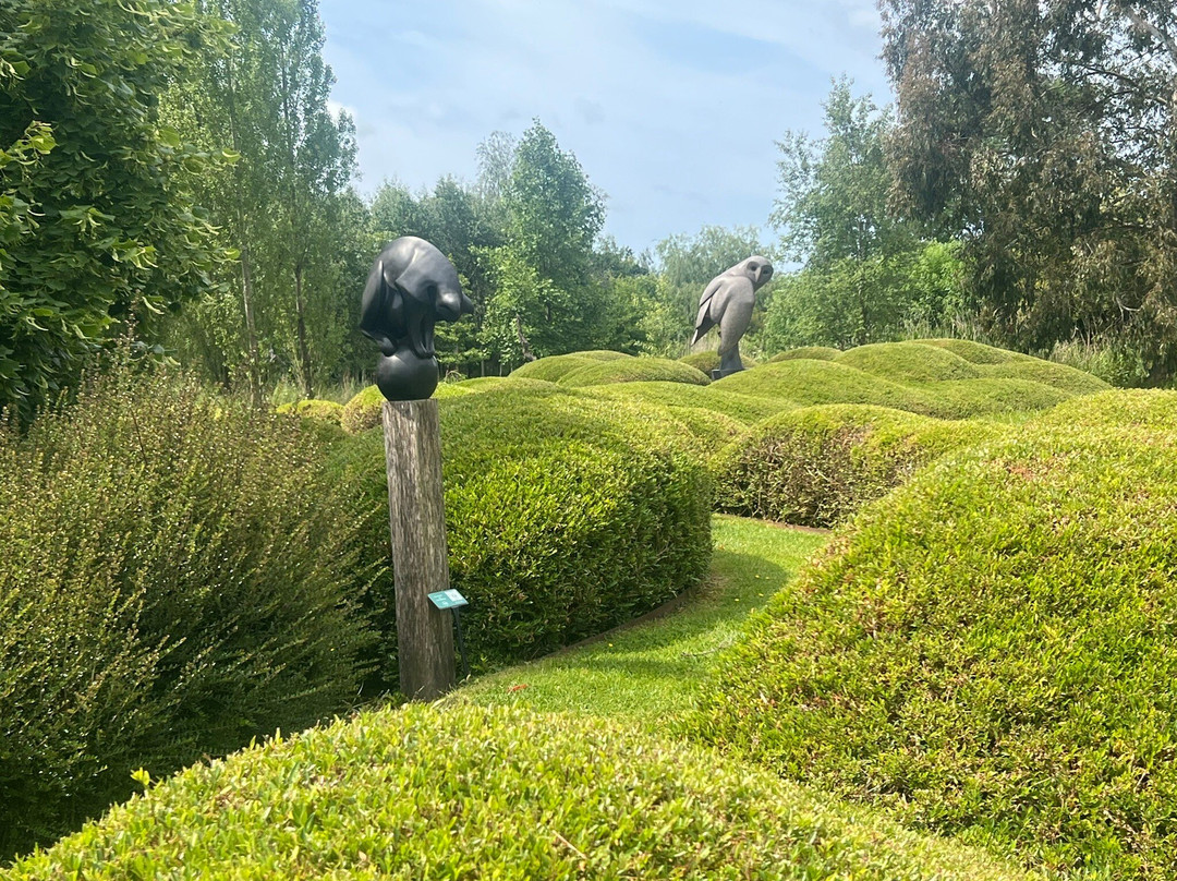 Sculpture By The Lakes景点图片