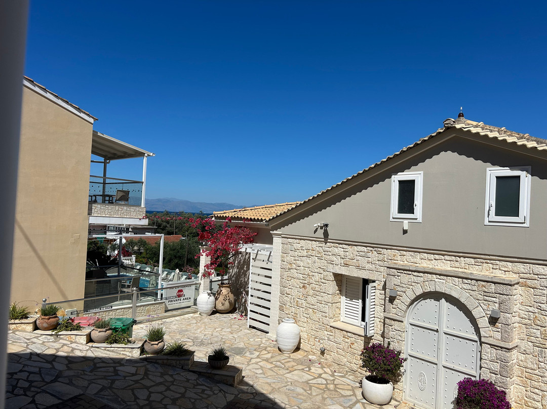 Loulass Village Aparthotel主图