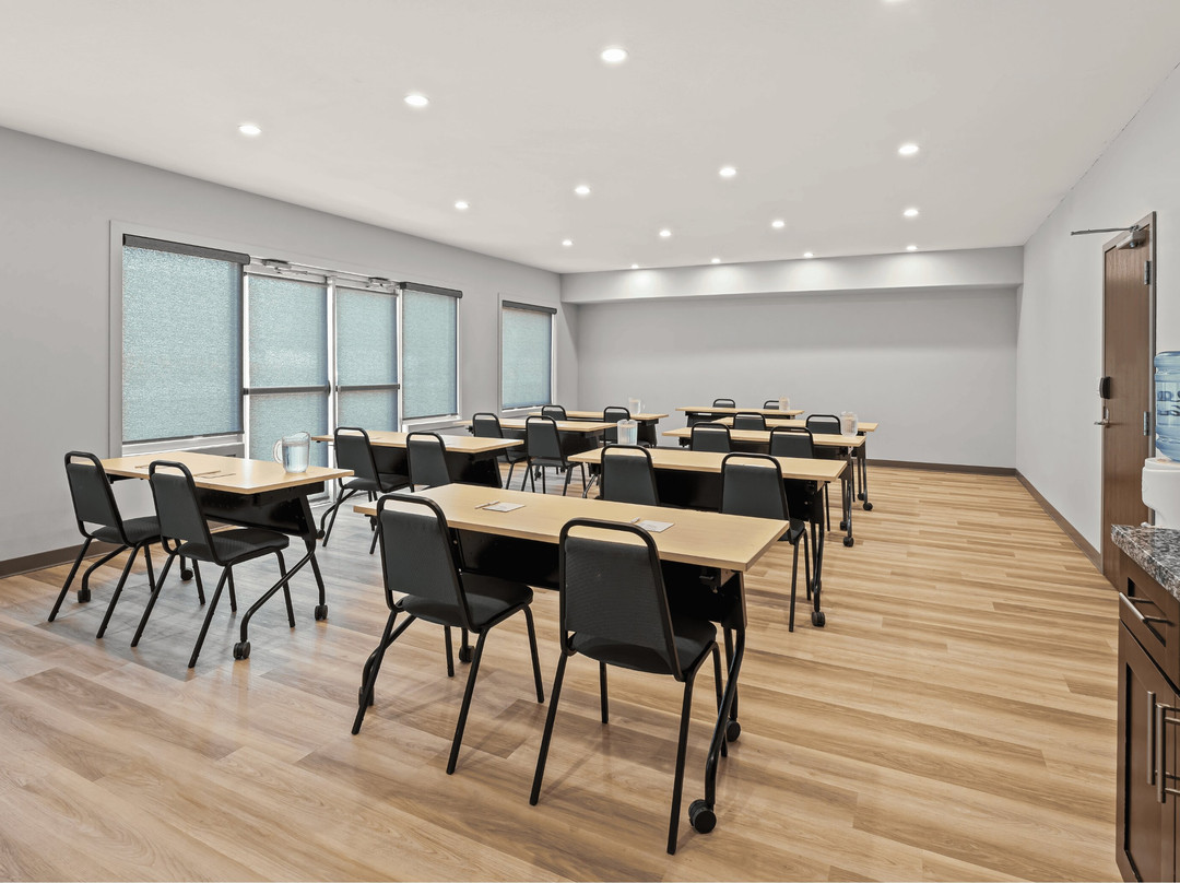 Home Inn & Suites - Regina Airport West主图