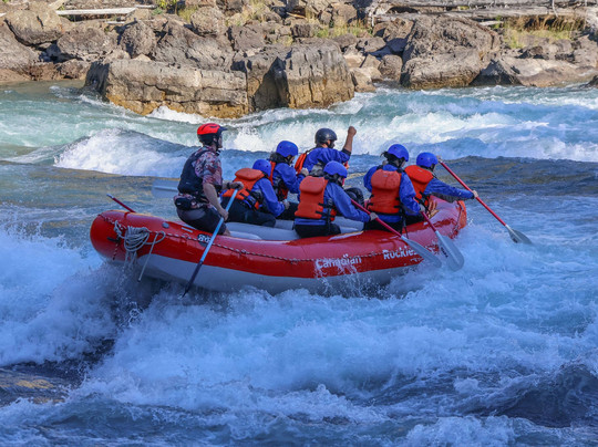 Canadian Rockies Rafting-坎莫尔必去景点