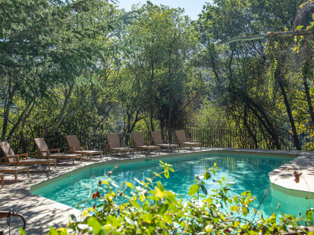 厄热涅草坪酒店主图