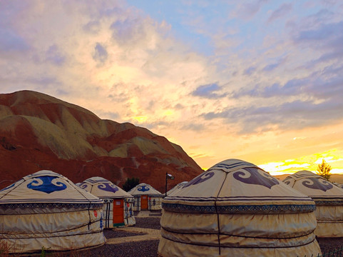 七彩丹霞靠山大营自驾游山庄主图