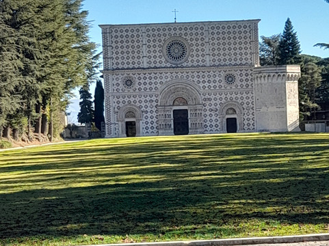 Basilica di Santa Maria di Collemaggio e Porta Santa-拉奎拉必去景点