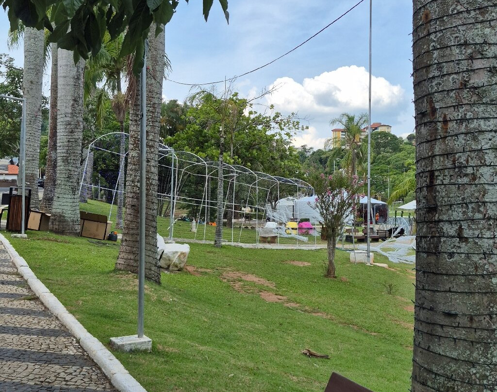 Praca Adhemar de Barros-阿瓜斯迪林多亚必去景点