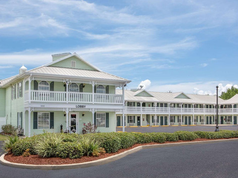 圣路易斯湾温德姆速8酒店主图