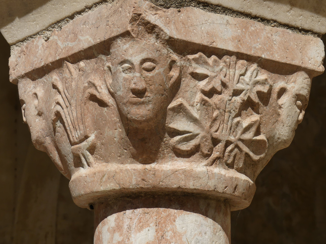 Eglise Saint Michel , le cloitre et le linteau-Saint Genis des Fontaines必去景点
