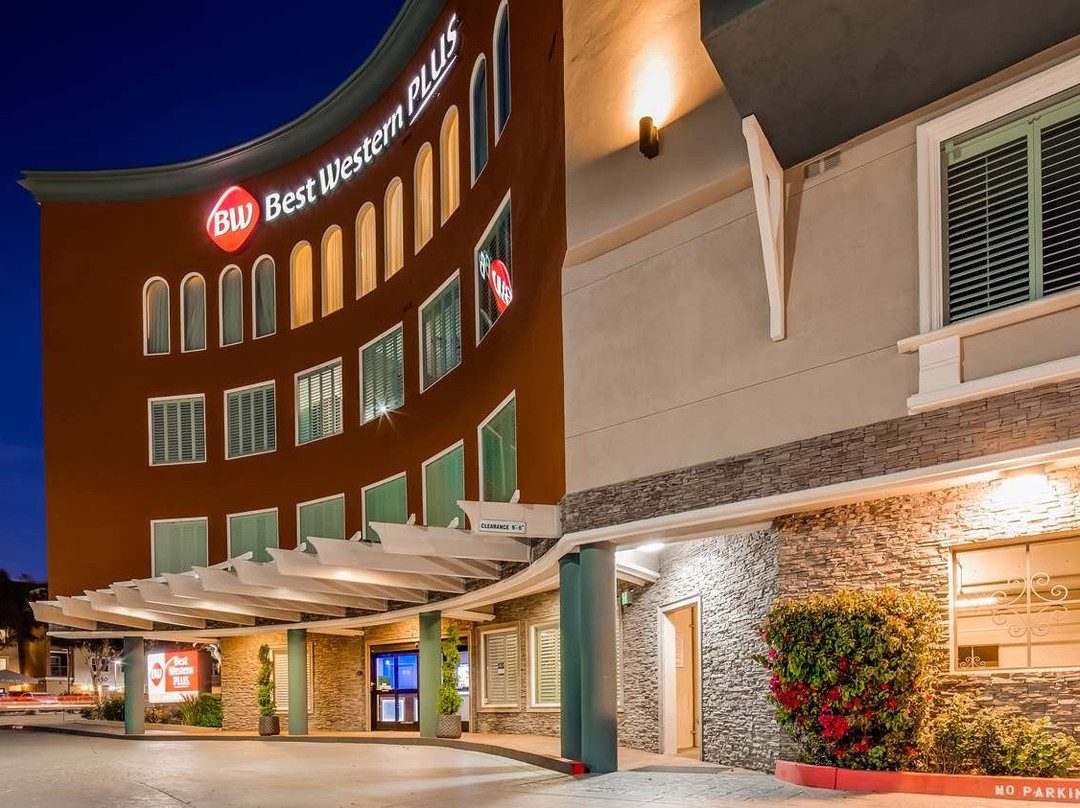 贝斯特韦斯特普拉斯阿维塔套房酒店主图