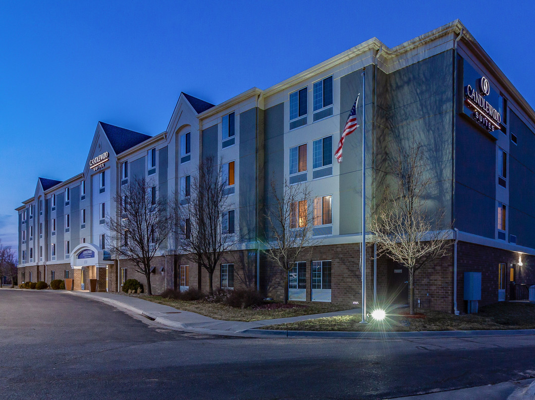 林肯烛木套房酒店主图