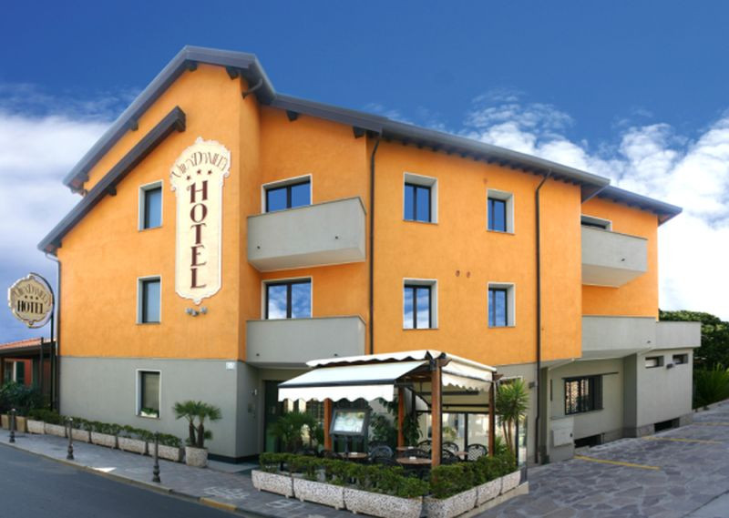 San Bartolomeo al Mare酒店住宿-丹妮拉别墅酒店