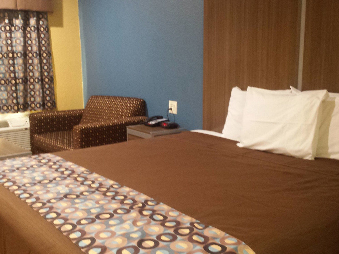 Deluxe Inn & Suites - Baytown