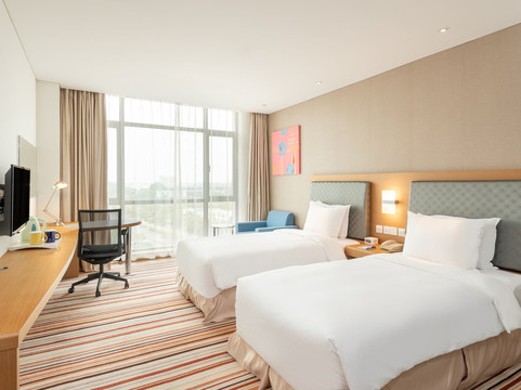 上海中茂世纪智选假日酒店主图