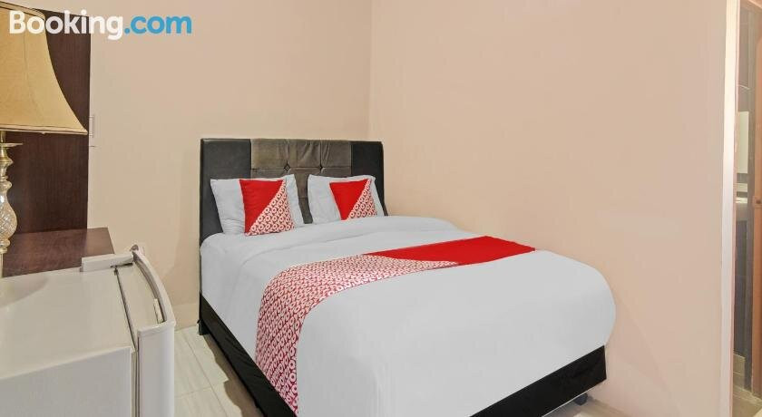 OYO 90406 Joqueen Rooms