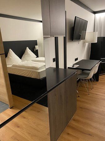 WU Hotel主图