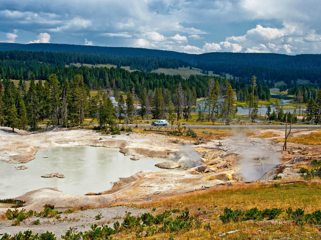 黄石间歇泉-泥火山地区