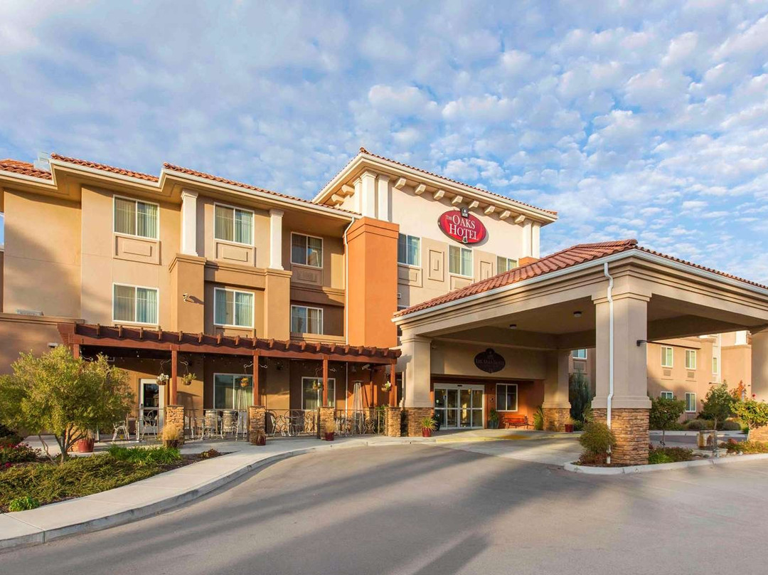 The Oaks Hotel & Suites主图