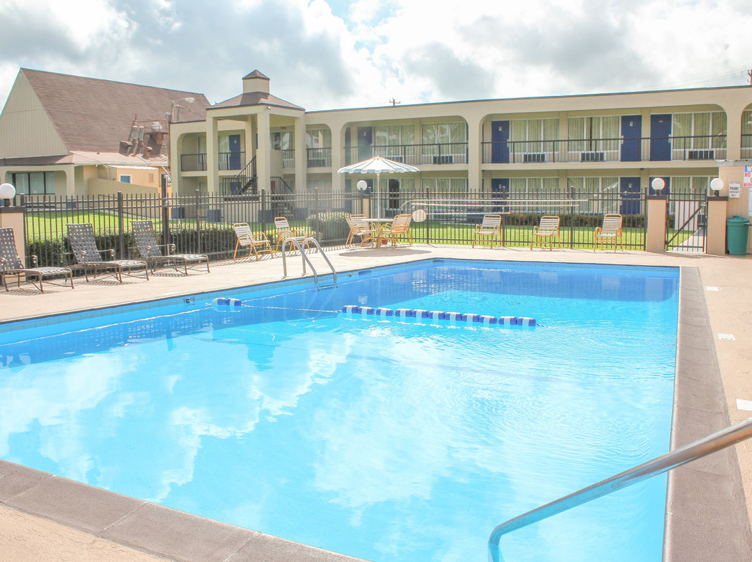 Rose Garden Inn & Suites主图