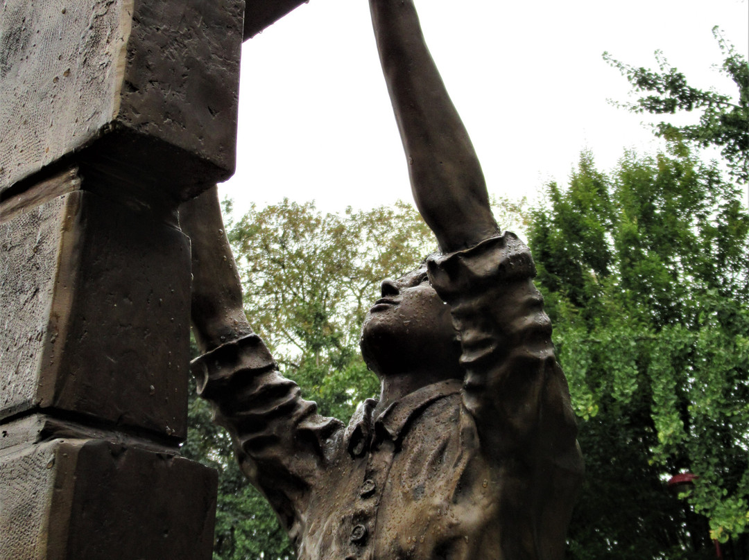 Monument Aux Morts-戈内斯必去景点