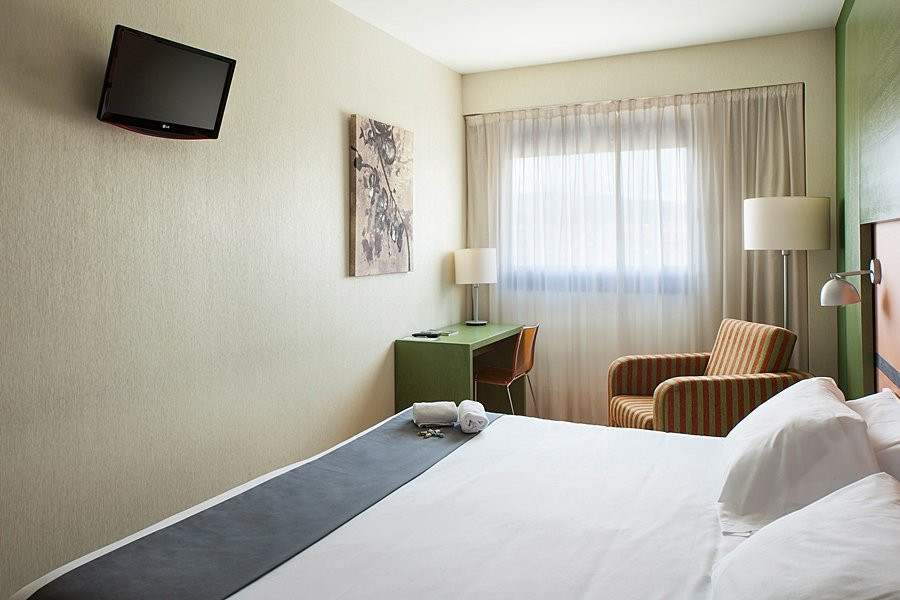 纳瓦尔塞斯陶酒店主图