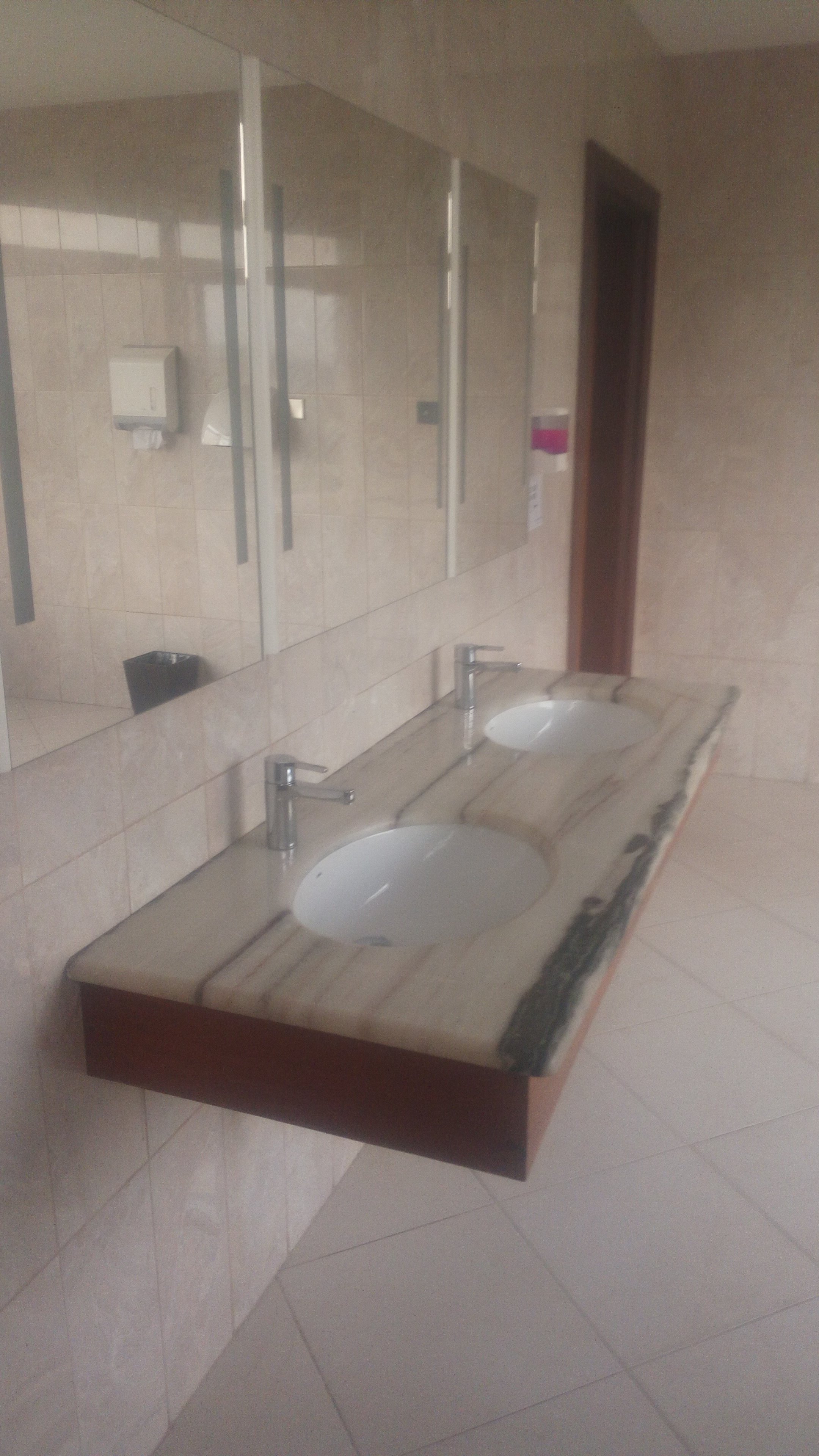 Hotel Golden Tulip Canaan Kampala-浴室