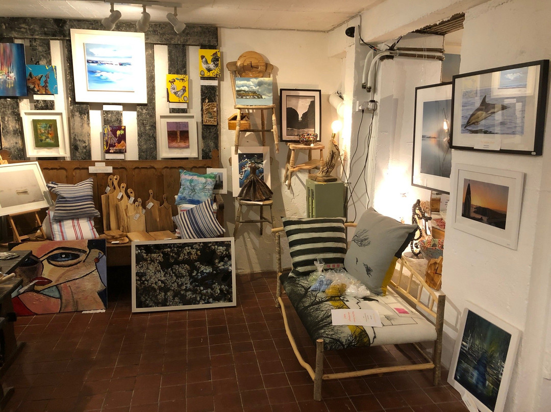 The Yellow Door Gallery & Gifts景点图片