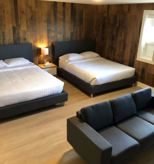 Camrose Le Chateau Hotel主图