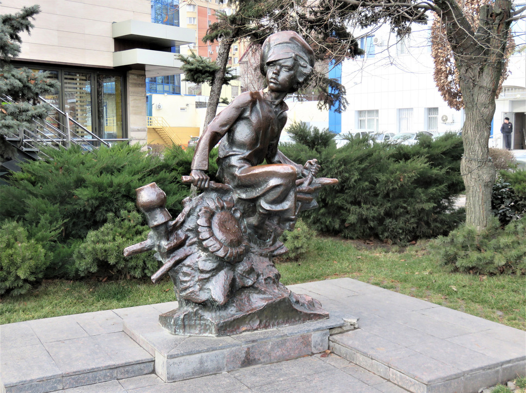 Sculpture Nakhalyonok景点图片